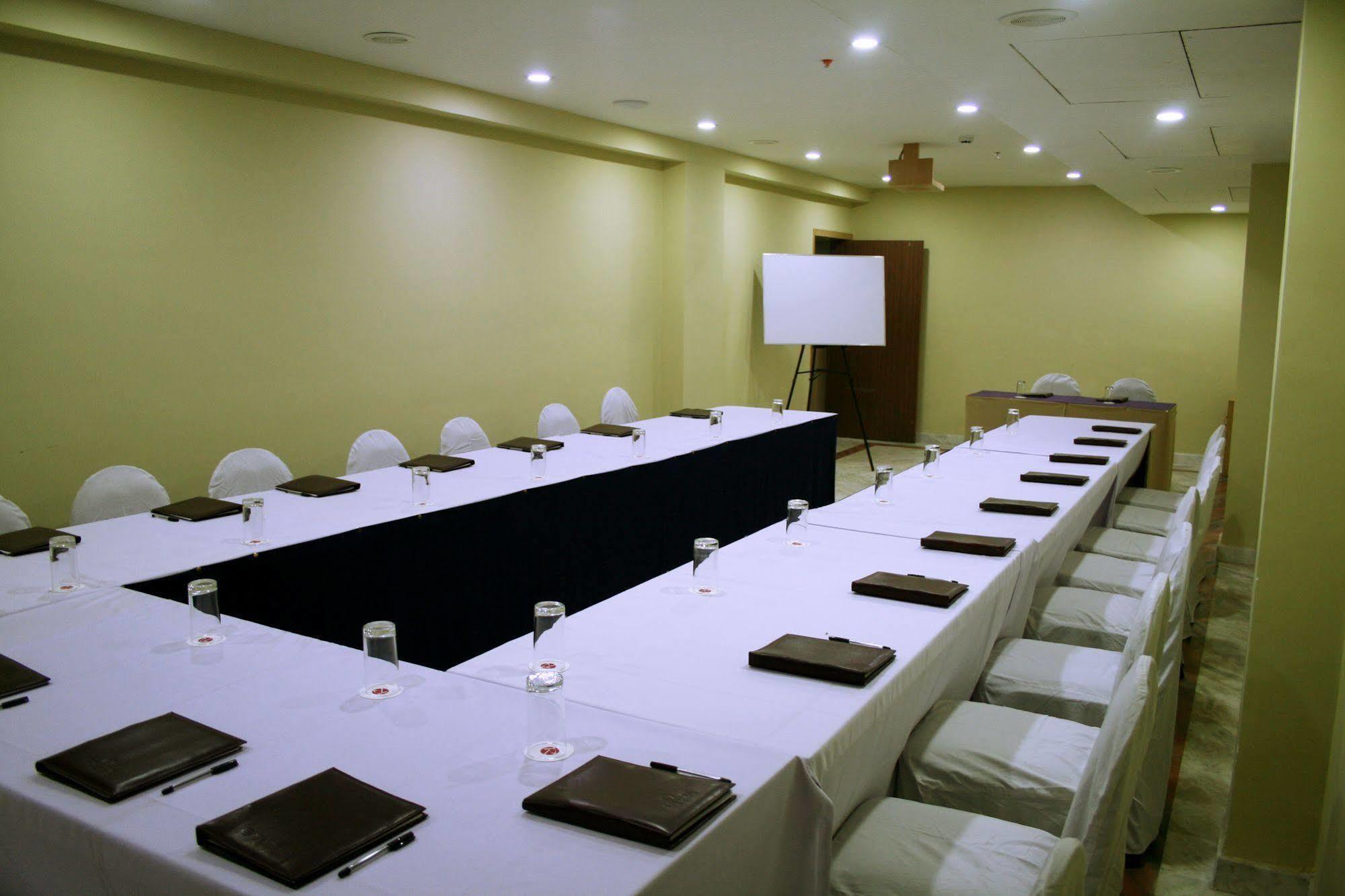 Raj Park- Hill View Hotel Tirupati Exterior foto